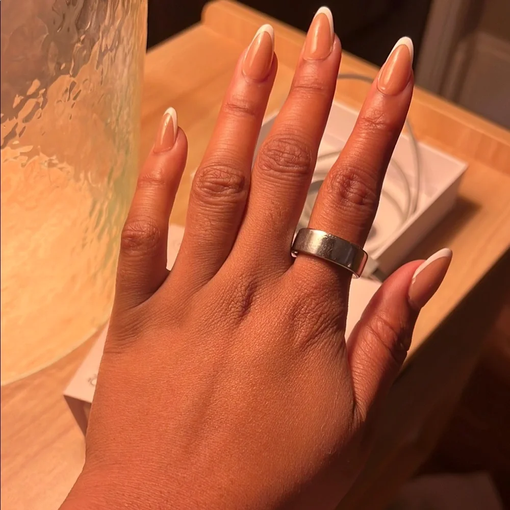 Oura Ring 4 with Silver Hue
